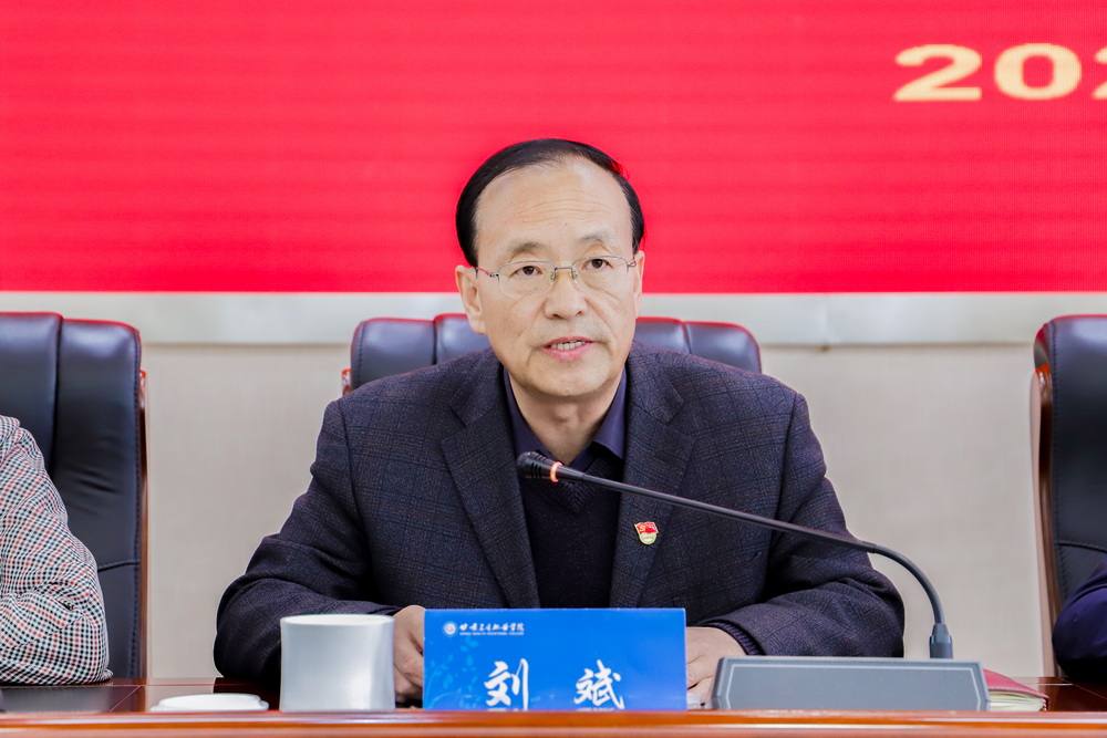 05-2023年4月27日 365英国上市集团官网全面从严治党暨警示教育会议 (7)_调整大小.jpg